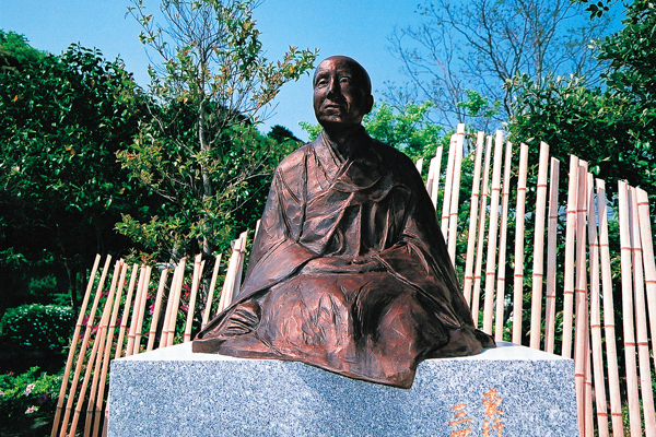 昭和41年（1966）4月14日、高杉晋作百年祭記念事業の一環として、東行池ができました。東行庵第三世・谷玉仙尼銅像（田村務作）は、没後20年の記念事業として平成21年（2009）に建立されました。