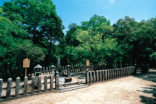 高杉晋作の墓で、昭和9年（1934）、史跡に指定されました。