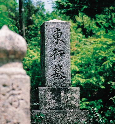 表面に「東行墓」と彫られています。「東行」は、高杉晋作の号です。